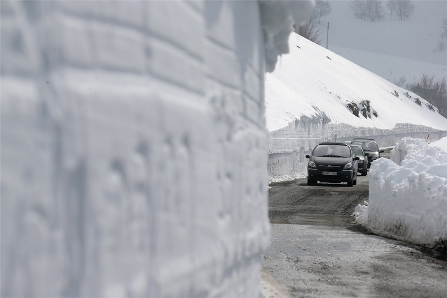 Espagne : une route cloisonnée entre deux murs de neige