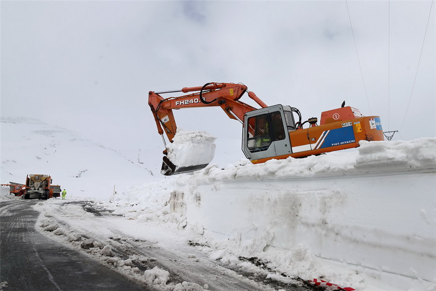 Espagne : une route cloisonnée entre deux murs de neige