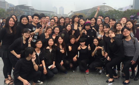 Sophie Marceau danse dans les rues de Guangzhou