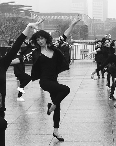 Sophie Marceau danse dans les rues de Guangzhou