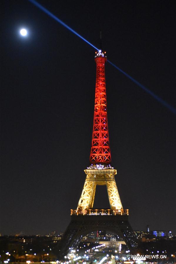 Tour Eiffel aux couleurs belges, drapeaux en berne