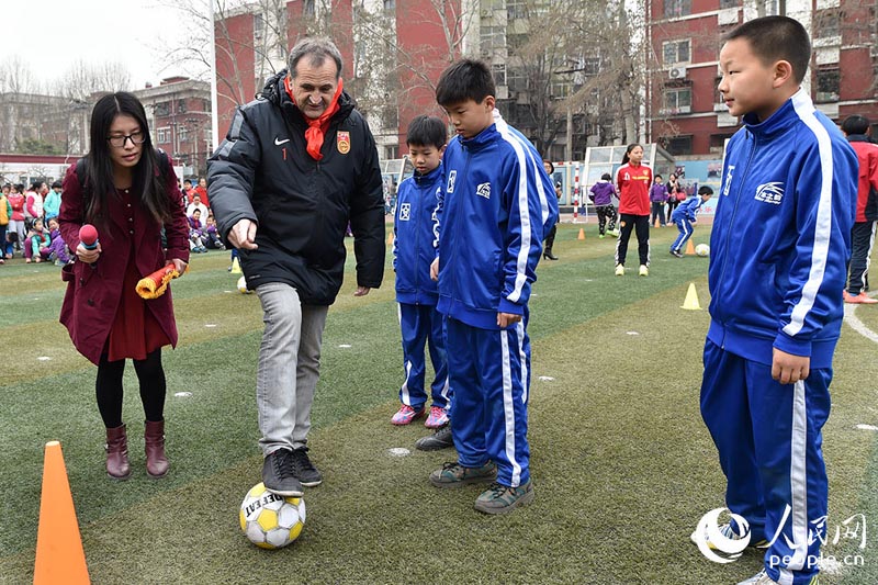 Football féminin : l’entra?neur de l’équipe de Chine avec des jeunes Pékinois