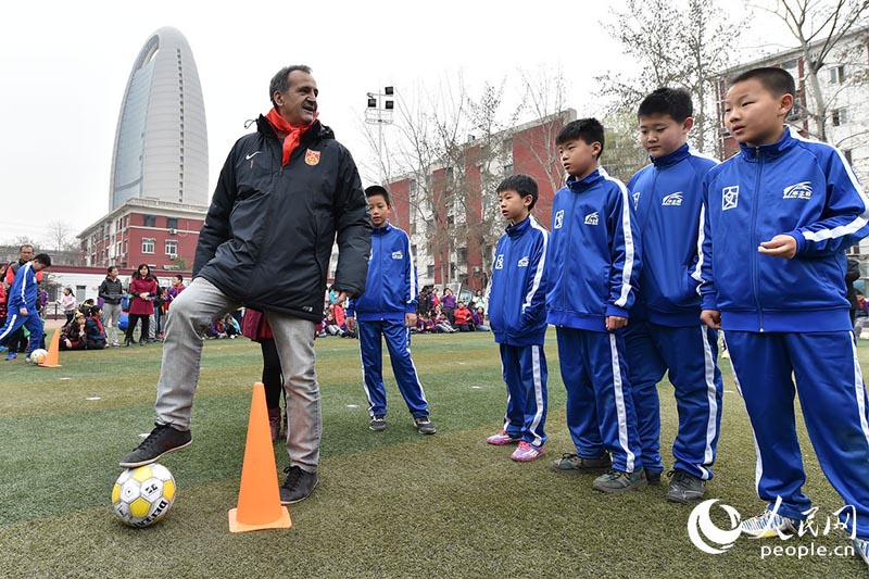 Football féminin : l’entra?neur de l’équipe de Chine avec des jeunes Pékinois