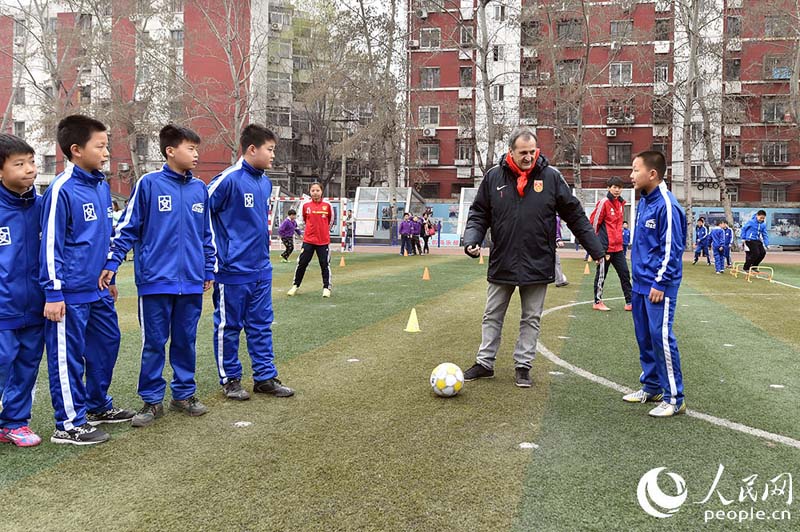 Football féminin : l’entra?neur de l’équipe de Chine avec des jeunes Pékinois