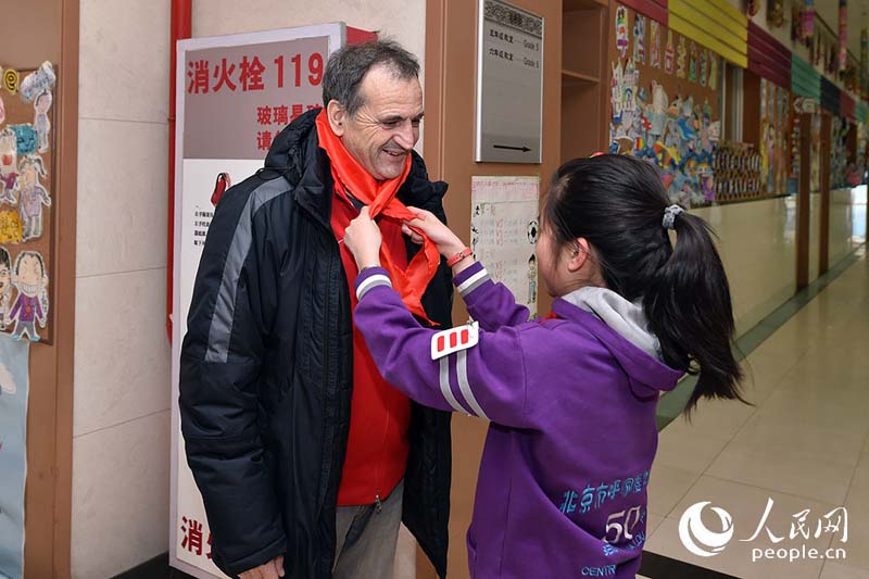 Football féminin : l’entra?neur de l’équipe de Chine avec des jeunes Pékinois