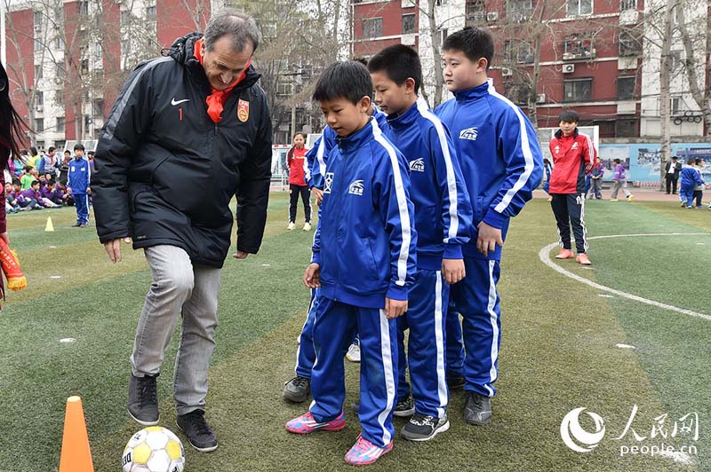 Football féminin : l’entra?neur de l’équipe de Chine avec des jeunes Pékinois