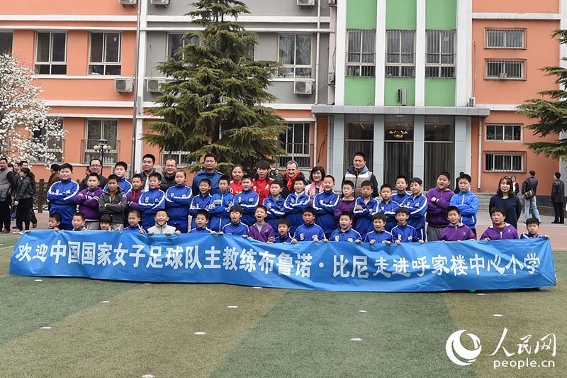 Football féminin : l’entra?neur de l’équipe de Chine avec des jeunes Pékinois