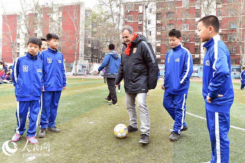 Football féminin : l’entra?neur de l’équipe de Chine avec des jeunes Pékinois