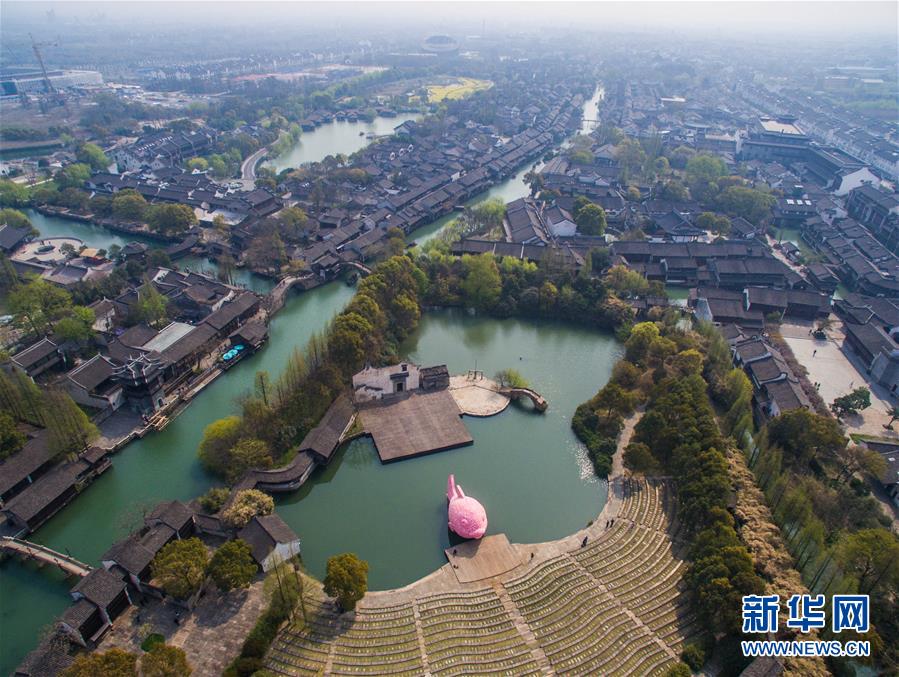 Après le Canard jaune, un Poisson rose géant en Chine