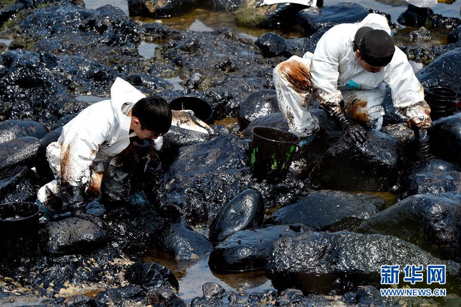 Pollution sur les c?tes de Taiwan : un porte-conteneurs échoué 