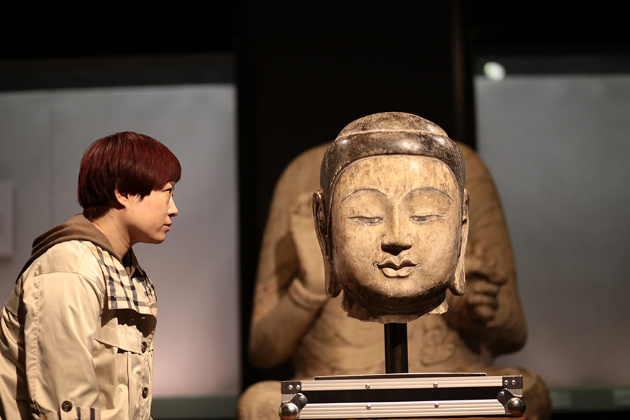 Retour de la tête volée de la statue du Bouddha Shakyamuni