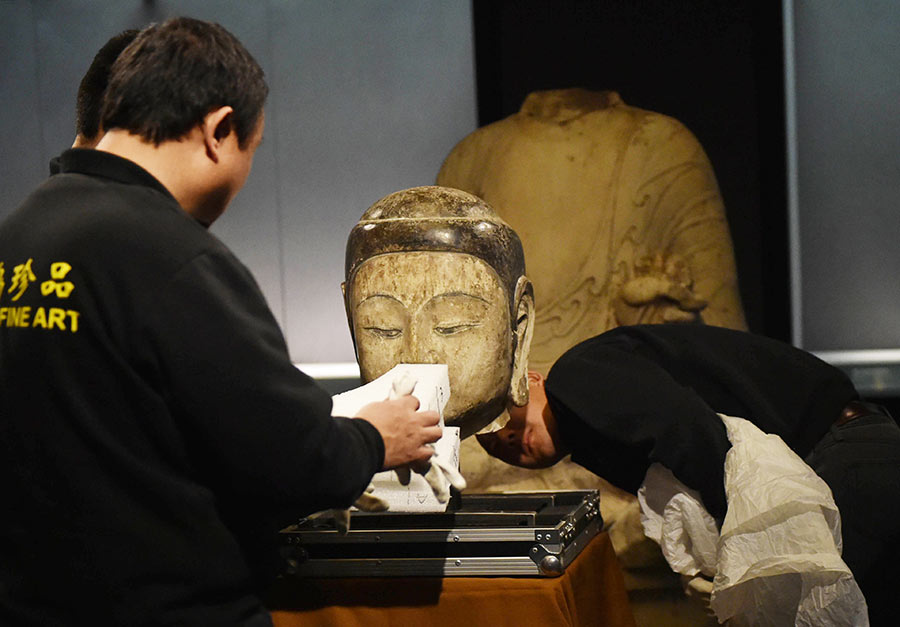 Retour de la tête volée de la statue du Bouddha Shakyamuni