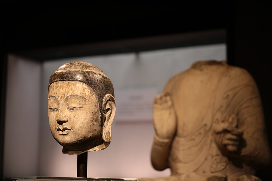 Retour de la tête volée de la statue du Bouddha Shakyamuni