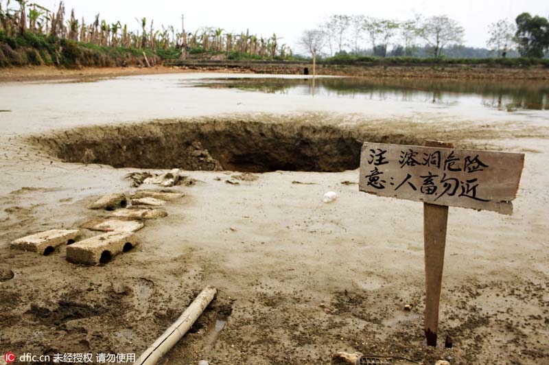 Un immense trou dans un étang du Guangxi