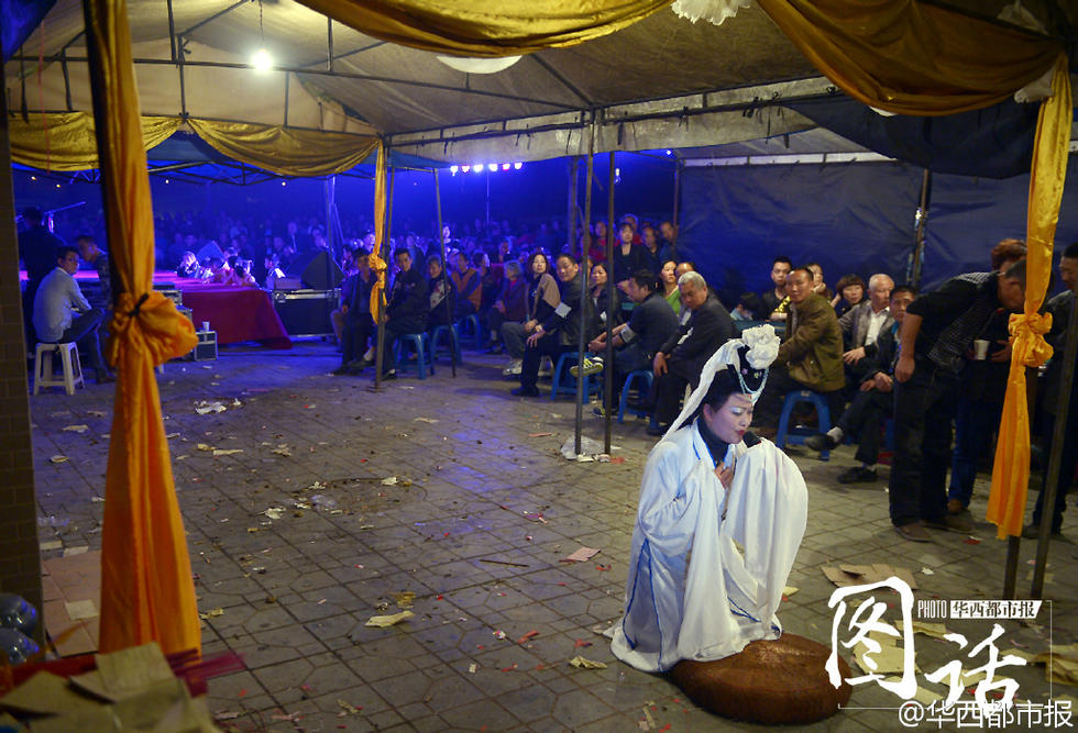 Pleureuse professionnelle pendant le Festival Qingming 