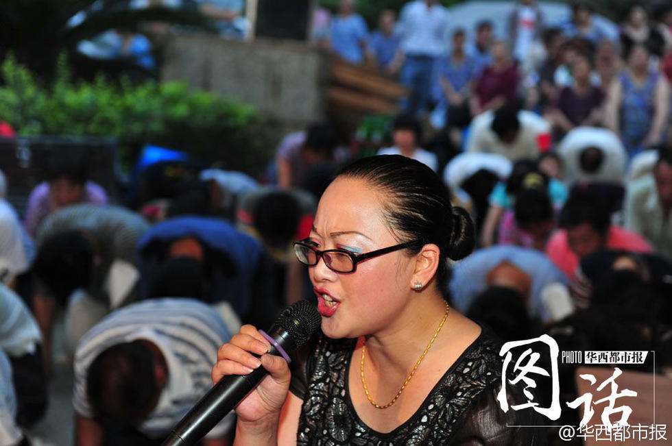 Pleureuse professionnelle pendant le Festival Qingming 