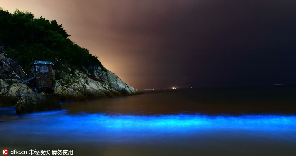 Apparition d'un paysage d'eaux mi-phosphorescentes mi-brun-rouge sur les c?tes de Shenzhen