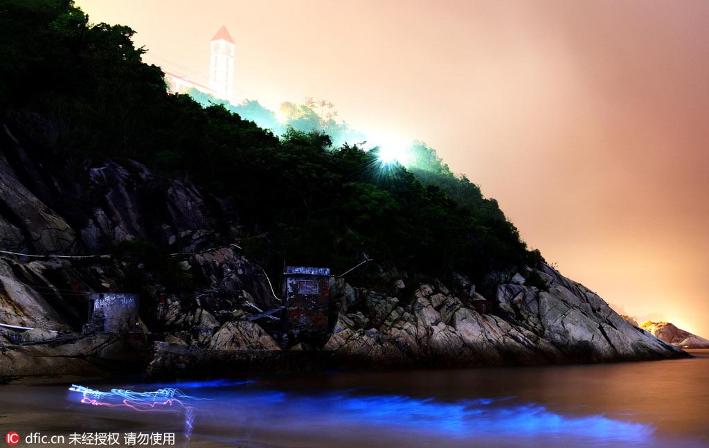 Apparition d'un paysage d'eaux mi-phosphorescentes mi-brun-rouge sur les c?tes de Shenzhen