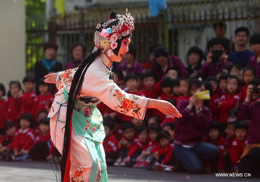 Activité sur l'opéra de Beijing dans une maternelle à Tianjin