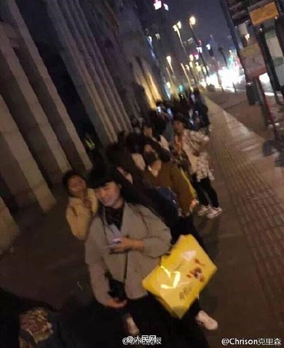 Des fans de la pop star Lu Han font la queue à Shanghai pour poser avec la boite aux lettres qu'il a touchée