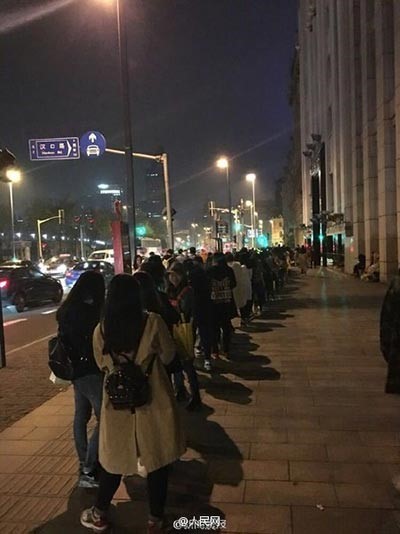 Des fans de la pop star Lu Han font la queue à Shanghai pour poser avec la boite aux lettres qu'il a touchée