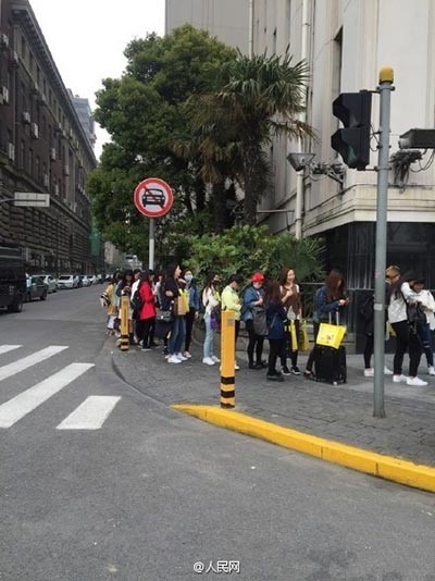 Des fans de la pop star Lu Han font la queue à Shanghai pour poser avec la boite aux lettres qu'il a touchée