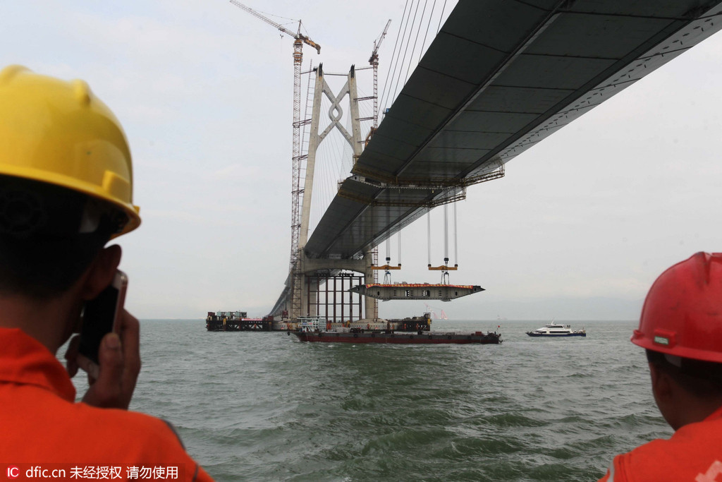 Fin de la pose de la plus grande traverse du grand pont Hong Kong-Rivière des Perles-Macao