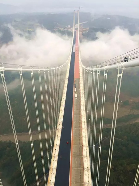 Le plus haut pont suspendu d'Asie bient?t ouvert au trafic 