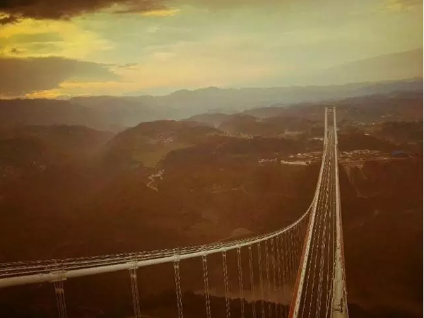 Le plus haut pont suspendu d'Asie bient?t ouvert au trafic 