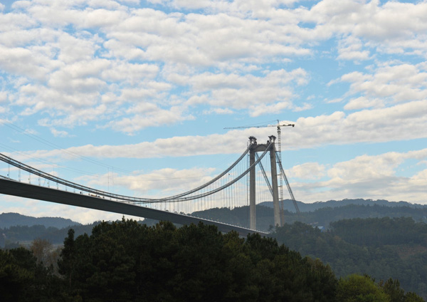 Le plus haut pont suspendu d'Asie bient?t ouvert au trafic 