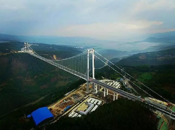 Le plus haut pont suspendu d'Asie bient?t ouvert au trafic 