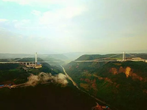 Le plus haut pont suspendu d'Asie bient?t ouvert au trafic 