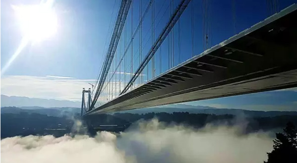 Le plus haut pont suspendu d'Asie bient?t ouvert au trafic 