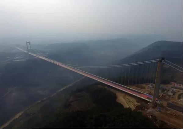 Le plus haut pont suspendu d'Asie bient?t ouvert au trafic 