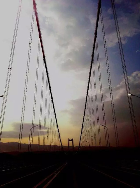 Le plus haut pont suspendu d'Asie bient?t ouvert au trafic 