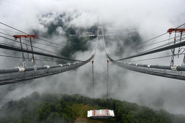 Le plus haut pont suspendu d'Asie bient?t ouvert au trafic 