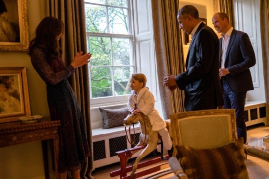 Le petit prince George re?oit les Obama en pyjama