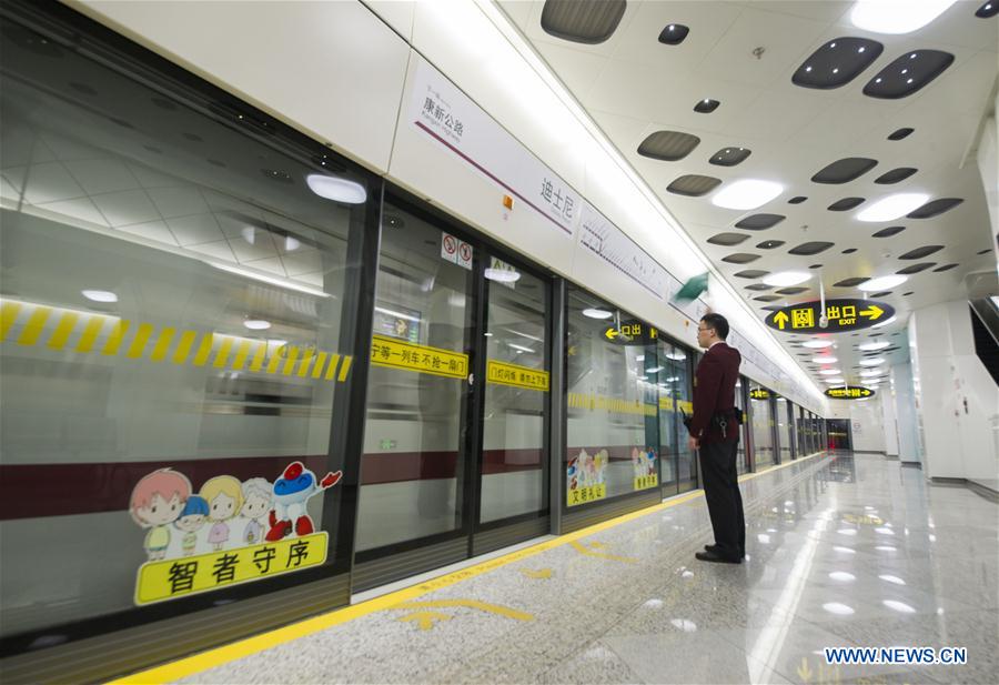 Opération d'essais à la station de métro du parc Shanghai Disney Resort