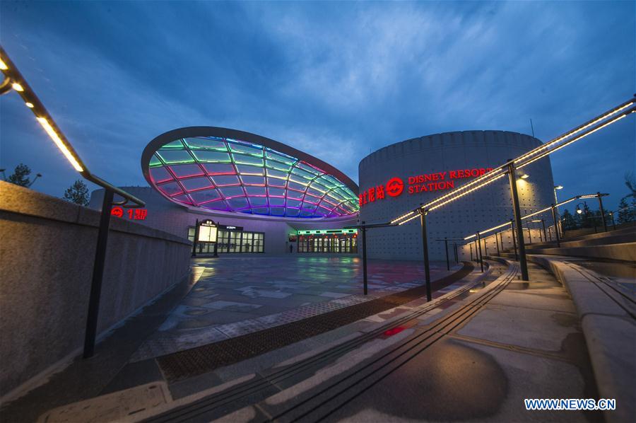 Opération d'essais à la station de métro du parc Shanghai Disney Resort