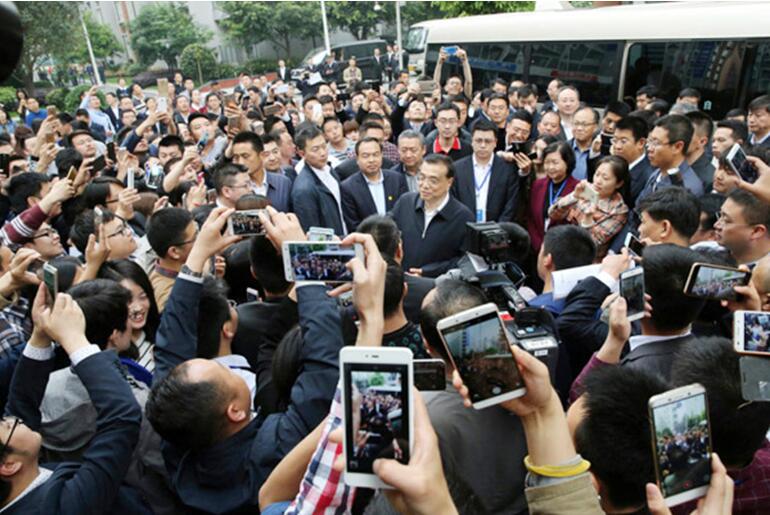 Li Keqiang affronte un robot au badminton lors de sa visite d’un p?le entrepreneurial à Chengdu