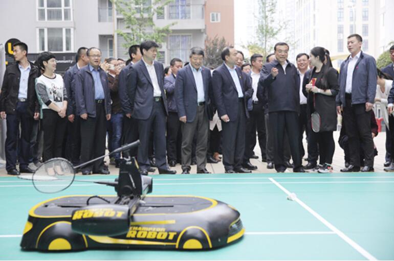 Li Keqiang affronte un robot au badminton lors de sa visite d’un p?le entrepreneurial à Chengdu