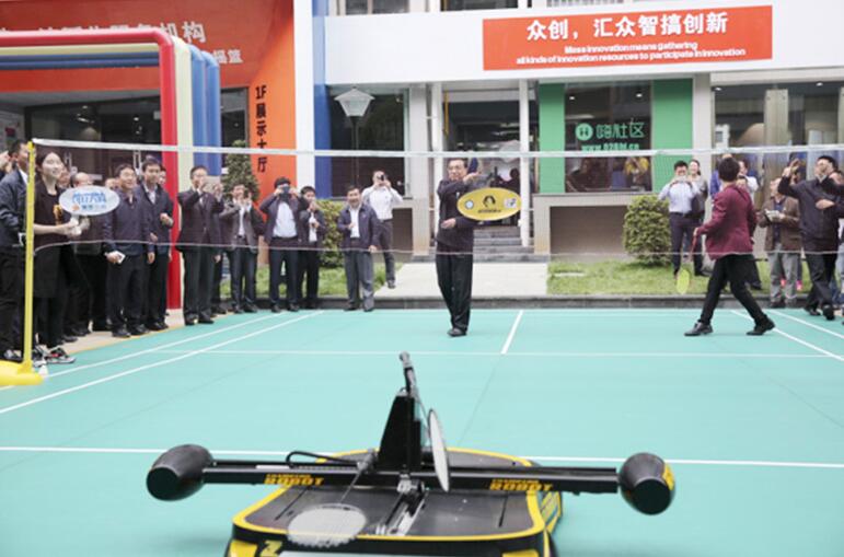 Li Keqiang affronte un robot au badminton lors de sa visite d’un p?le entrepreneurial à Chengdu