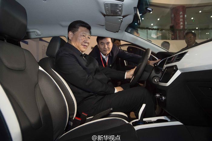 Deux humano?des saluent le président Xi Jinping