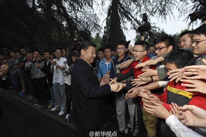 Deux humano?des saluent le président Xi Jinping