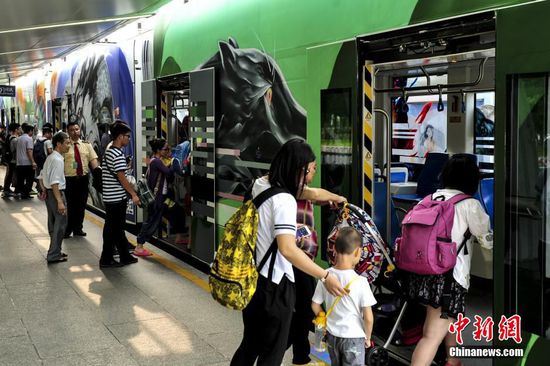 Un tramway de Guangzhou décoré par des artistes chinois et étrangers du graffiti