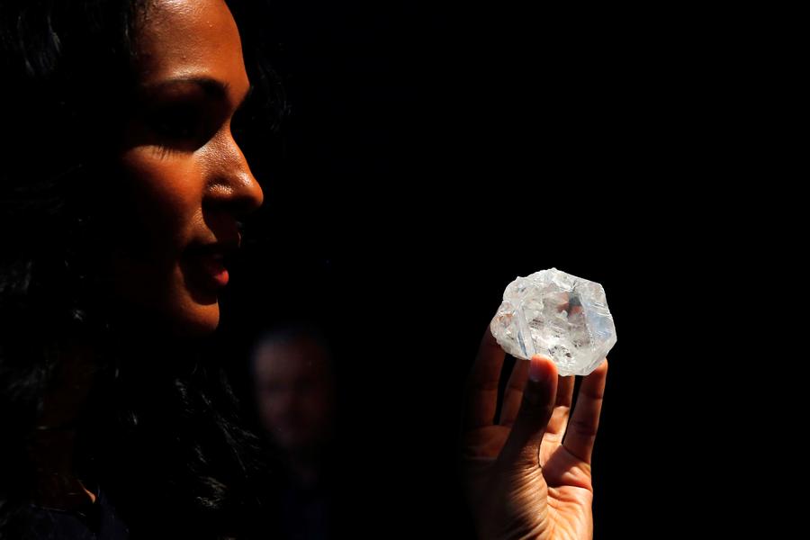 Un énorme diamant de 1109 carats mis aux enchères le mois prochain à Londres