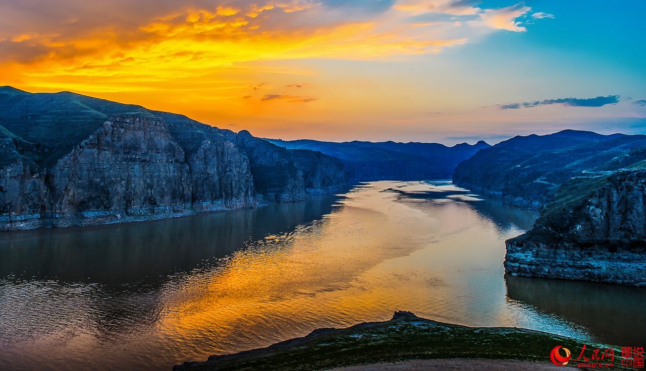 Sublime croisement du fleuve Jaune et de la Grande Muraille 