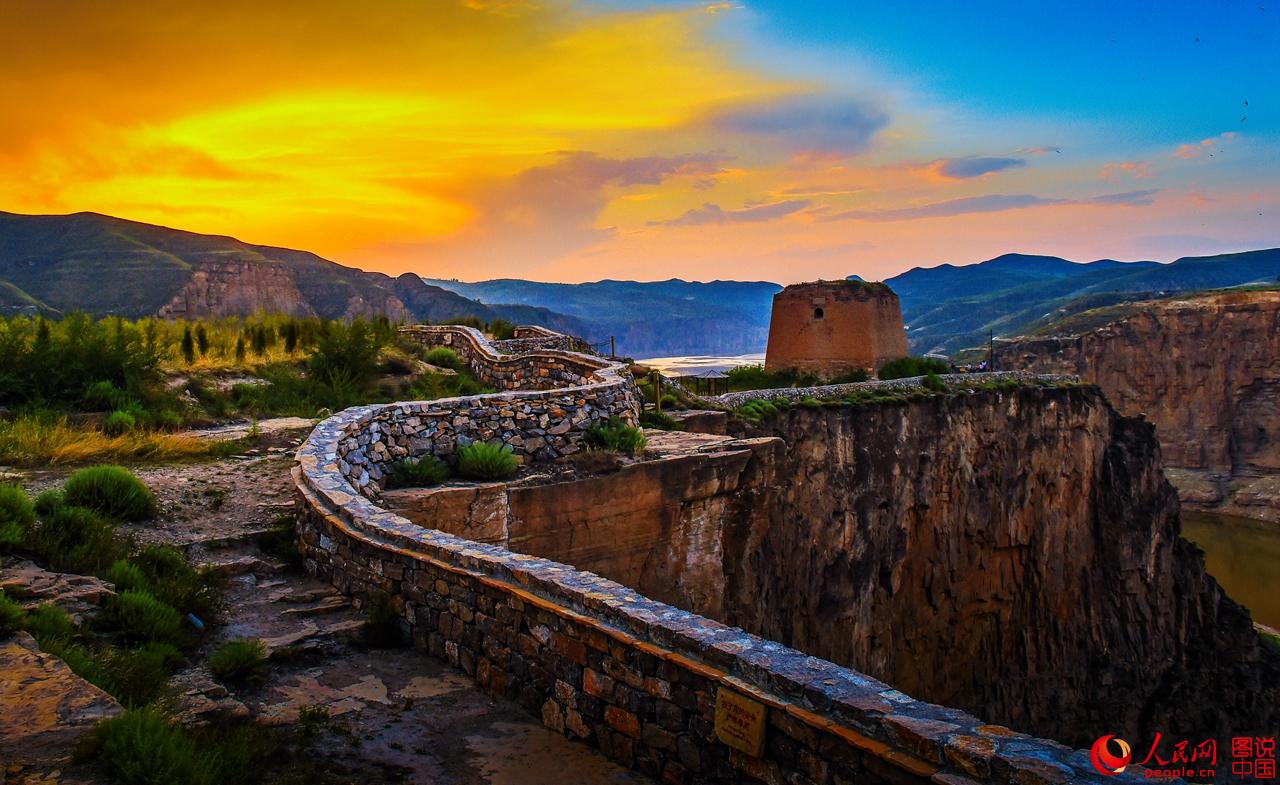 Sublime croisement du fleuve Jaune et de la Grande Muraille 