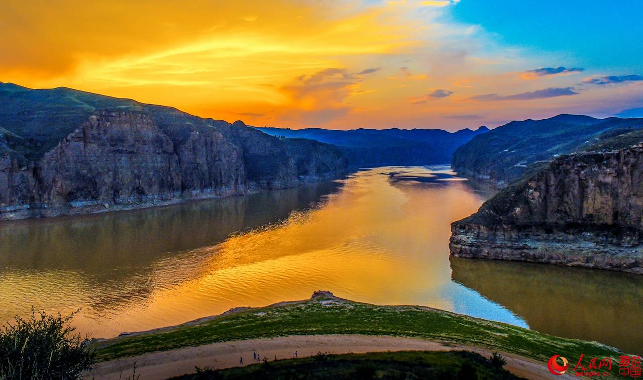 Sublime croisement du fleuve Jaune et de la Grande Muraille 