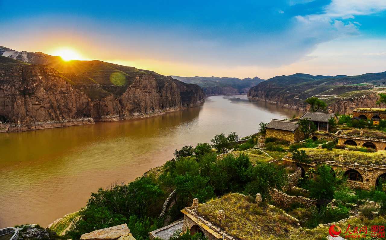 Sublime croisement du fleuve Jaune et de la Grande Muraille 